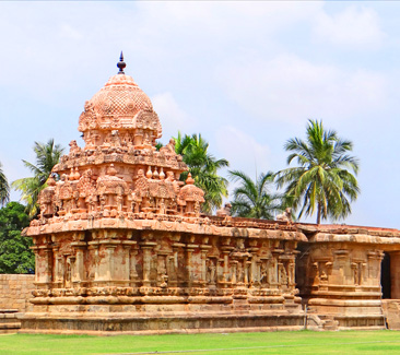 Cet itinéraire vous permet de découvrir la région du Tamil Nadu connue pour ses nombreux temples aux architectures exceptionnelles. Vous séjournerez à Pondichéry, ancienne colonie française où vous découvrirez ses maisons anciennes au charme d’antan. Ici, vous pouvez vous promener le long de la plage et passer du temps dans l’un des nombreux petits cafés qui bordent la plage. A Chettinad, vous dégusterez une variété de plats, vous visiterez le musée régional et le grand palais.