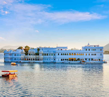 Voyage en Inde, un forfait touristique de 13 nuits et 14 jours, vous offre une chance d’explorer la destination originale et rustique de l’Inde – Rajasthan, l’un des plus connus région dans le monde. Pendant l’itinéraire, vous visitez les destinations populaires mais peu touristiques qui ont de la charme et une histoire authentique de l’Inde. Commence votre circuit par la capitale de l’Inde, New Delhi, le point d’arrivée et départ idéal pour visiter l’Inde du Nord. La ville de Delhi a deux partis différent, vieille et nouvelle, qui donnent une ambiance unique et aussi découvert des sites à visiter. Vol domestique pour Udaipur, une ville majeur du Rajasthan, découvert des lacs, le palais du Maharaja avec un grand musée et faites une balade en bateau sur lac Pichola.